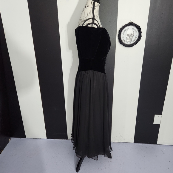 Vintage Gothic Black Velvet Midi Dress - Picture 3 of 6